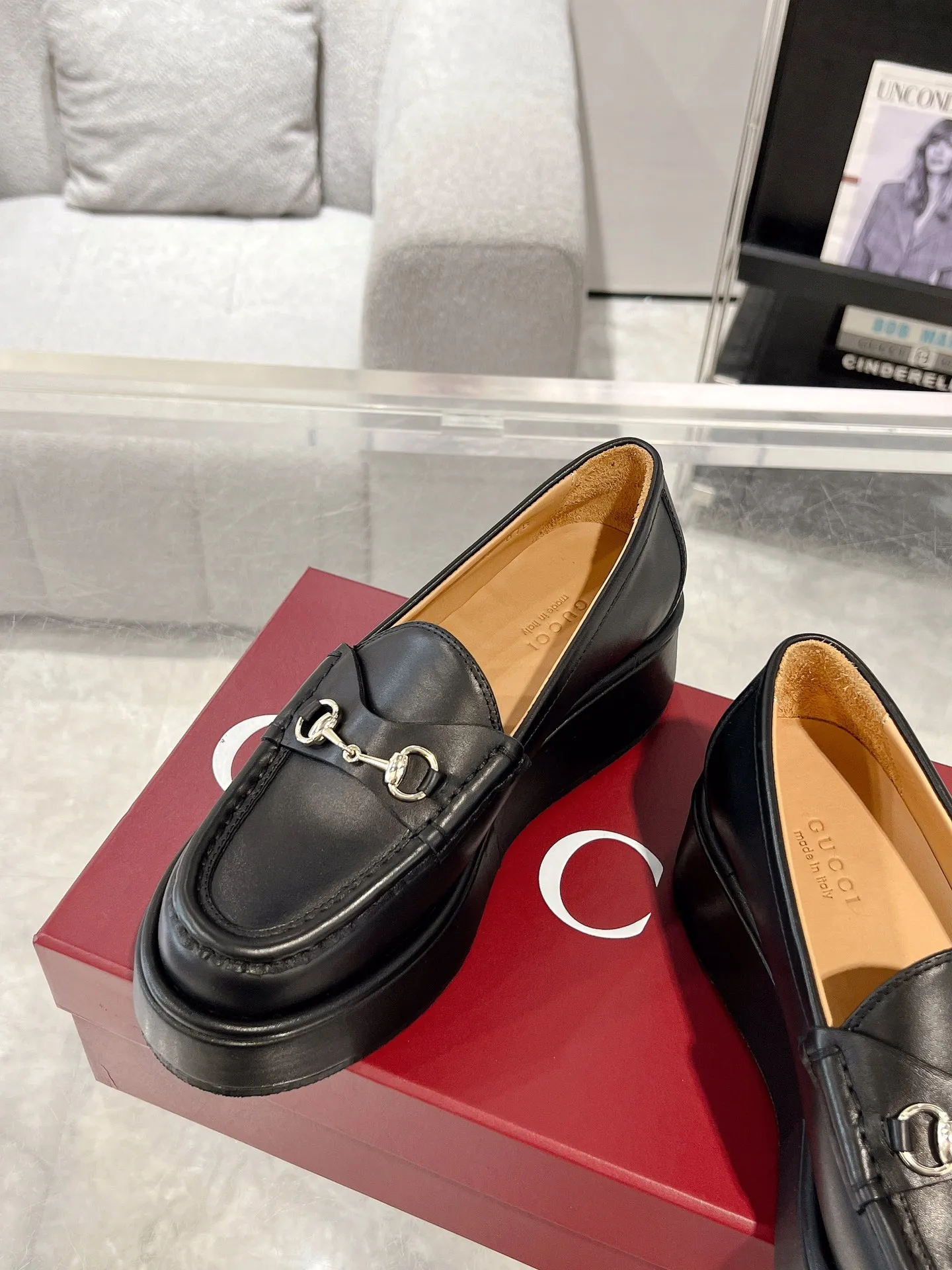 👟👟Ex-factory price 640👟👟 Leather surface 💰Gucci’s latest women’s horsebit wedge loafers ❗️❗️ Original purchase, development and production. The brand’s classic elements inject timeless style into this exquisite horsebit loafer. Glossy leather is paired with light gold-tone hardware. Wedge detailing adds a personal touch to a classic style. Original customized cowhide. Original customized soft sheepskin lining. Original molded leather with rubber outsole. Bottom thickness: 2.5CM in the front and 5cm in the back. Number of yards: 35-41 (custom-made 40 and 41 are non-refundable)